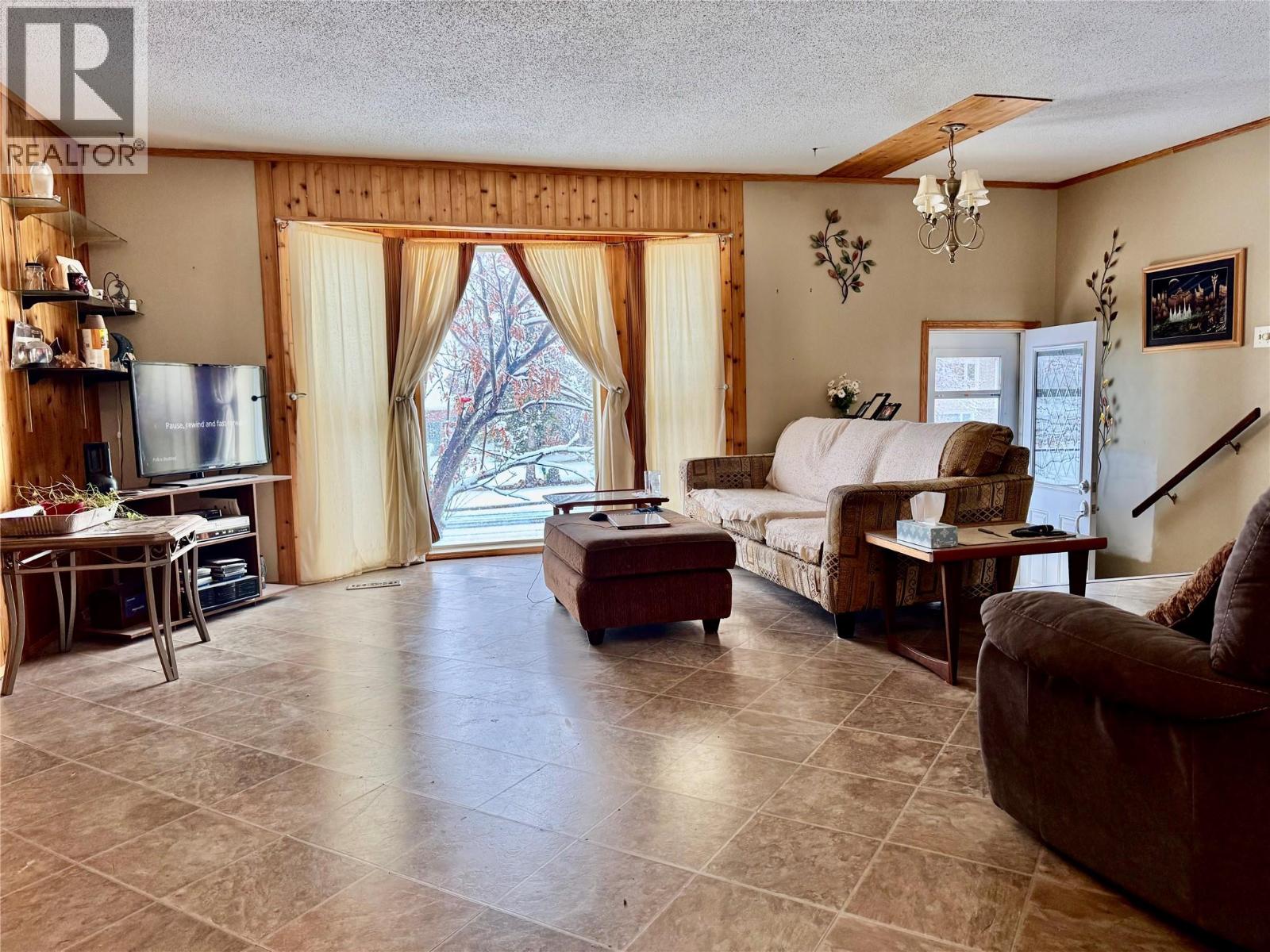 9112 CALVERLEY Crescent, Dawson Creek