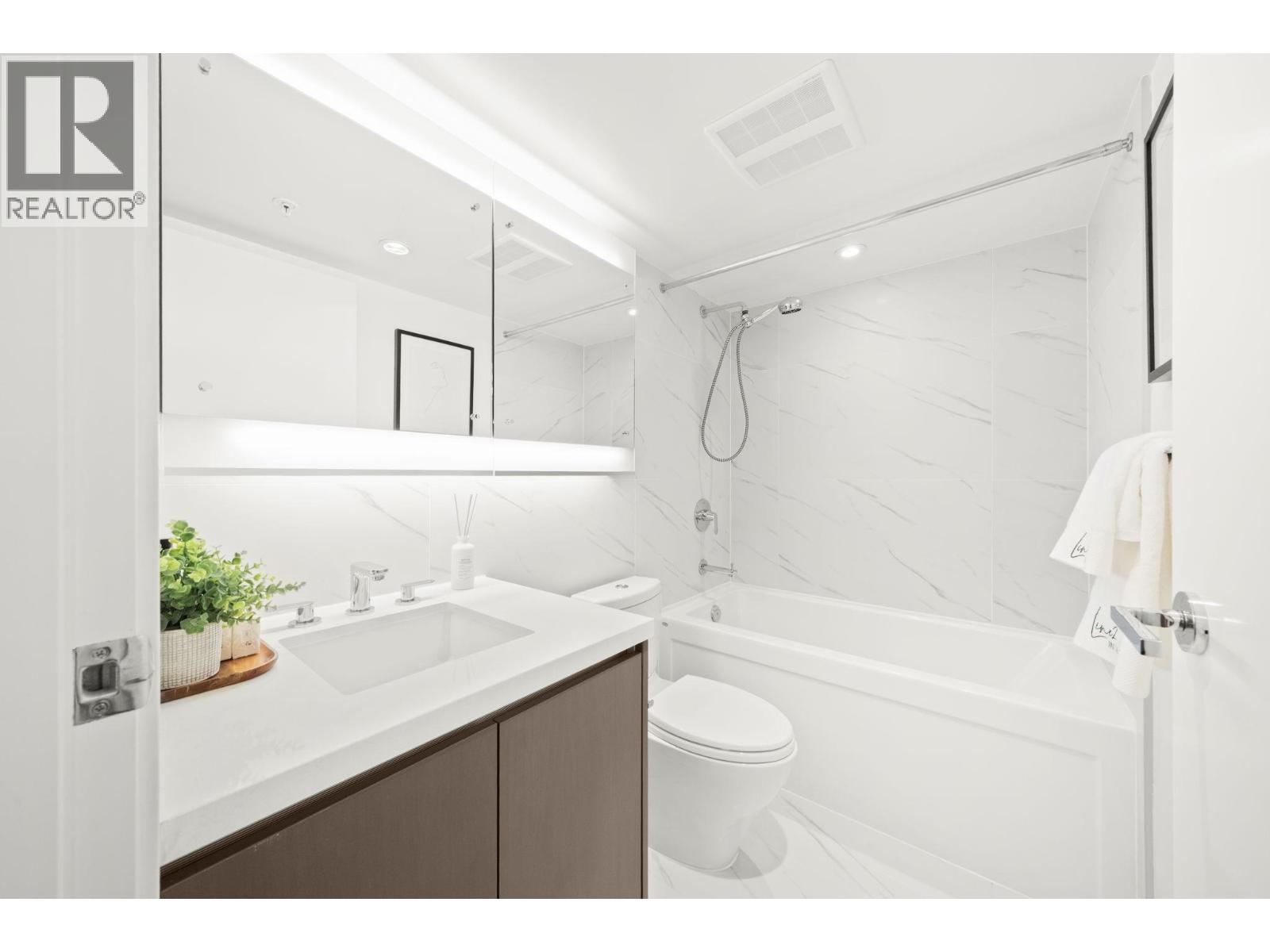 #617-8833 HAZELBRIDGE Way, Richmond