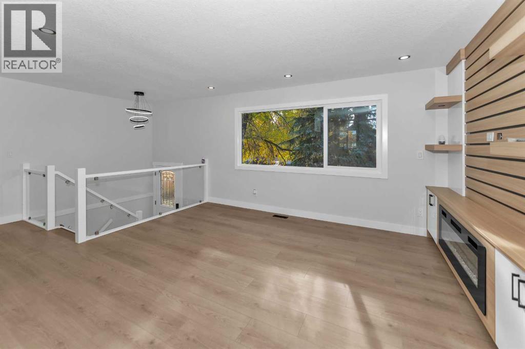 Single Family House Bi-level for Sale in  Pinecliff Drive NE Pineridge Calgary 