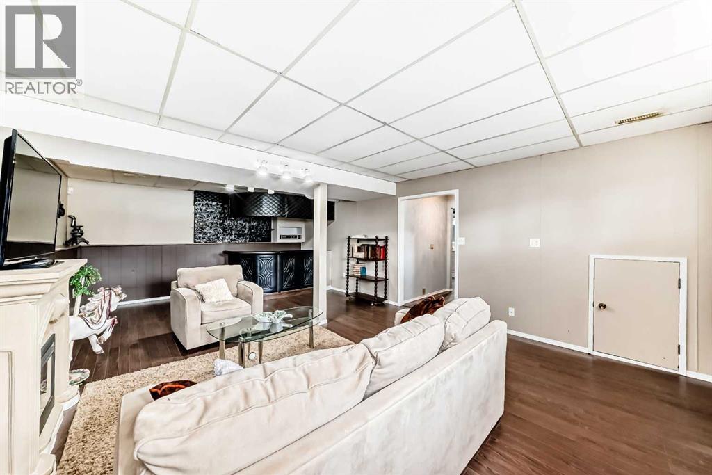 Single Family House Bi-level for Sale in  Pensville Road SE Penbrooke Meadows Calgary 