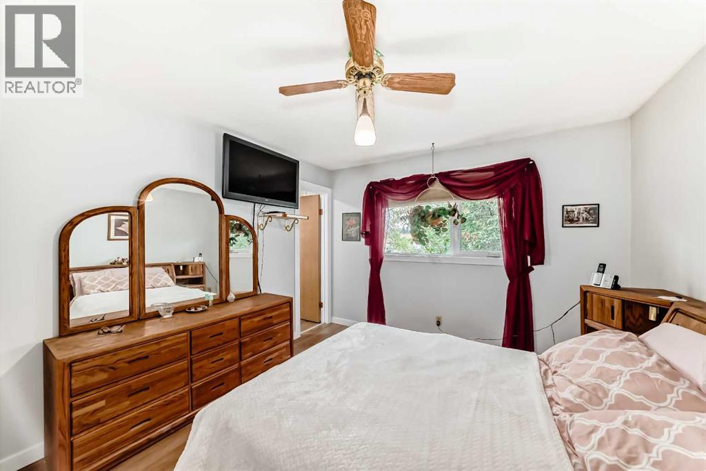 Single Family House Bi-level for Sale in  Pensville Road SE Penbrooke Meadows Calgary 