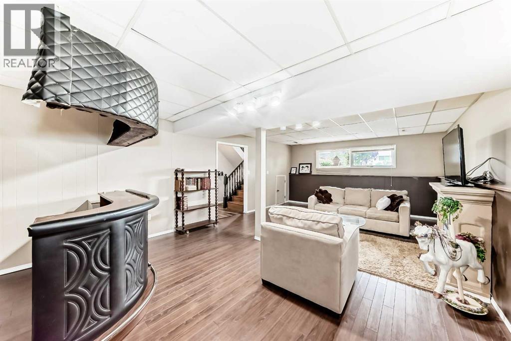 Single Family House Bi-level for Sale in  Pensville Road SE Penbrooke Meadows Calgary 