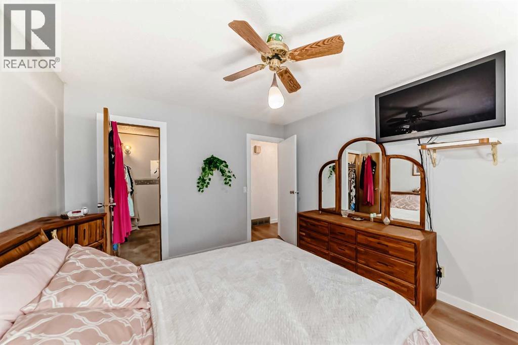 Single Family House Bi-level for Sale in  Pensville Road SE Penbrooke Meadows Calgary 