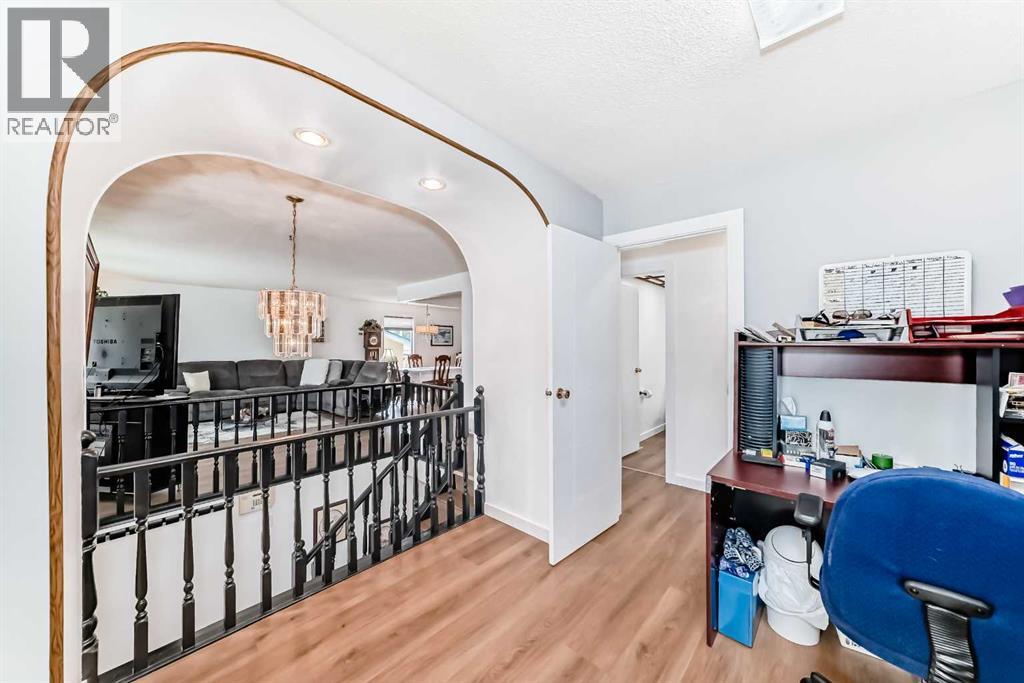 Single Family House Bi-level for Sale in  Pensville Road SE Penbrooke Meadows Calgary 