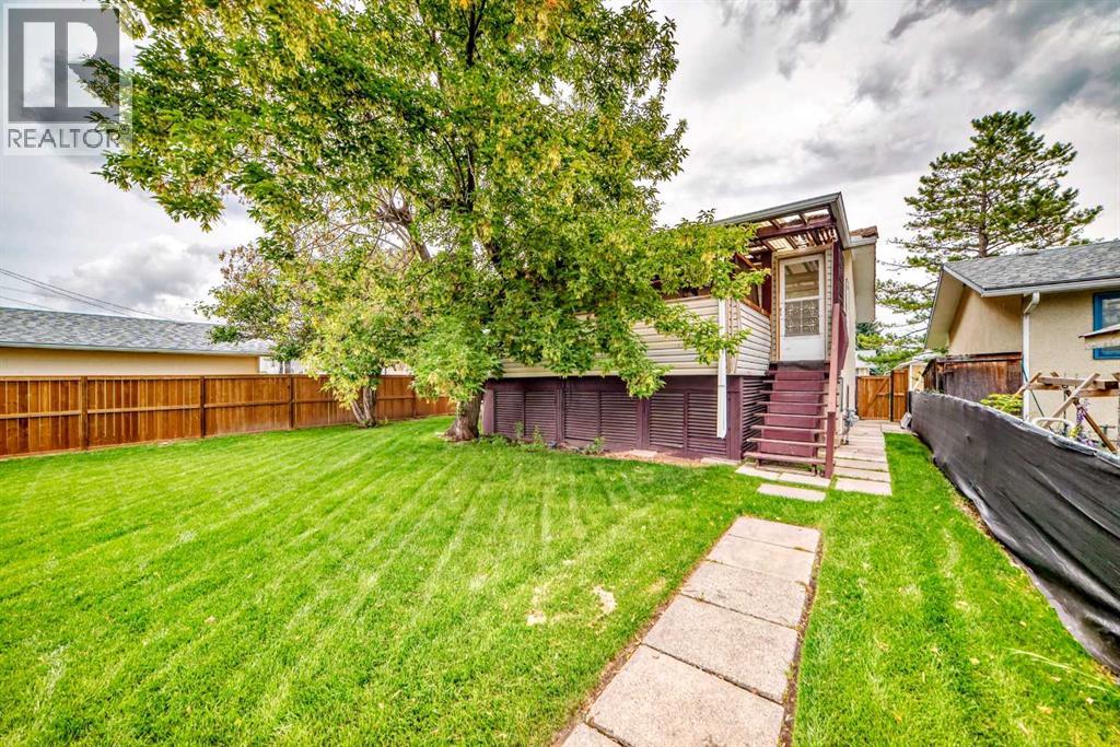 Single Family House Bi-level for Sale in  Pensville Road SE Penbrooke Meadows Calgary 