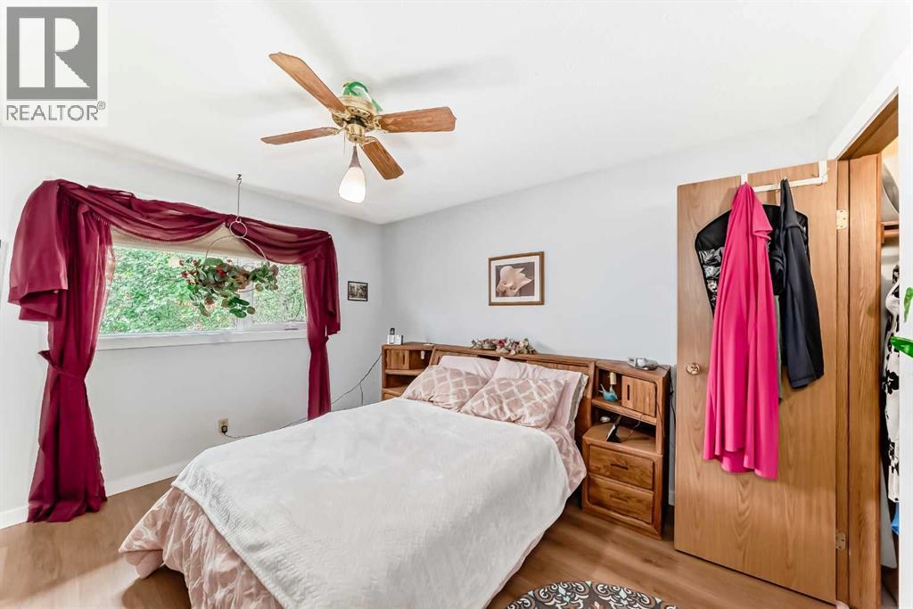 Single Family House Bi-level for Sale in  Pensville Road SE Penbrooke Meadows Calgary 