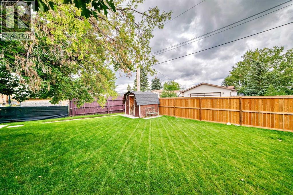 Single Family House Bi-level for Sale in  Pensville Road SE Penbrooke Meadows Calgary 