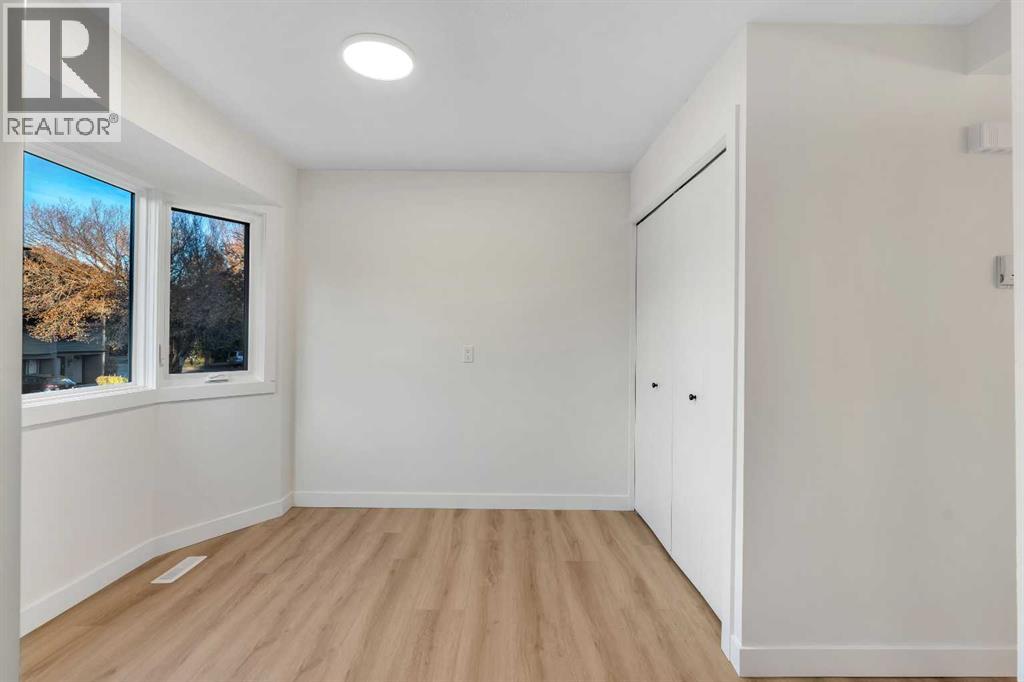 Single Family House 4 Level for Sale in   Glamis Drive SW Glamorgan Calgary 