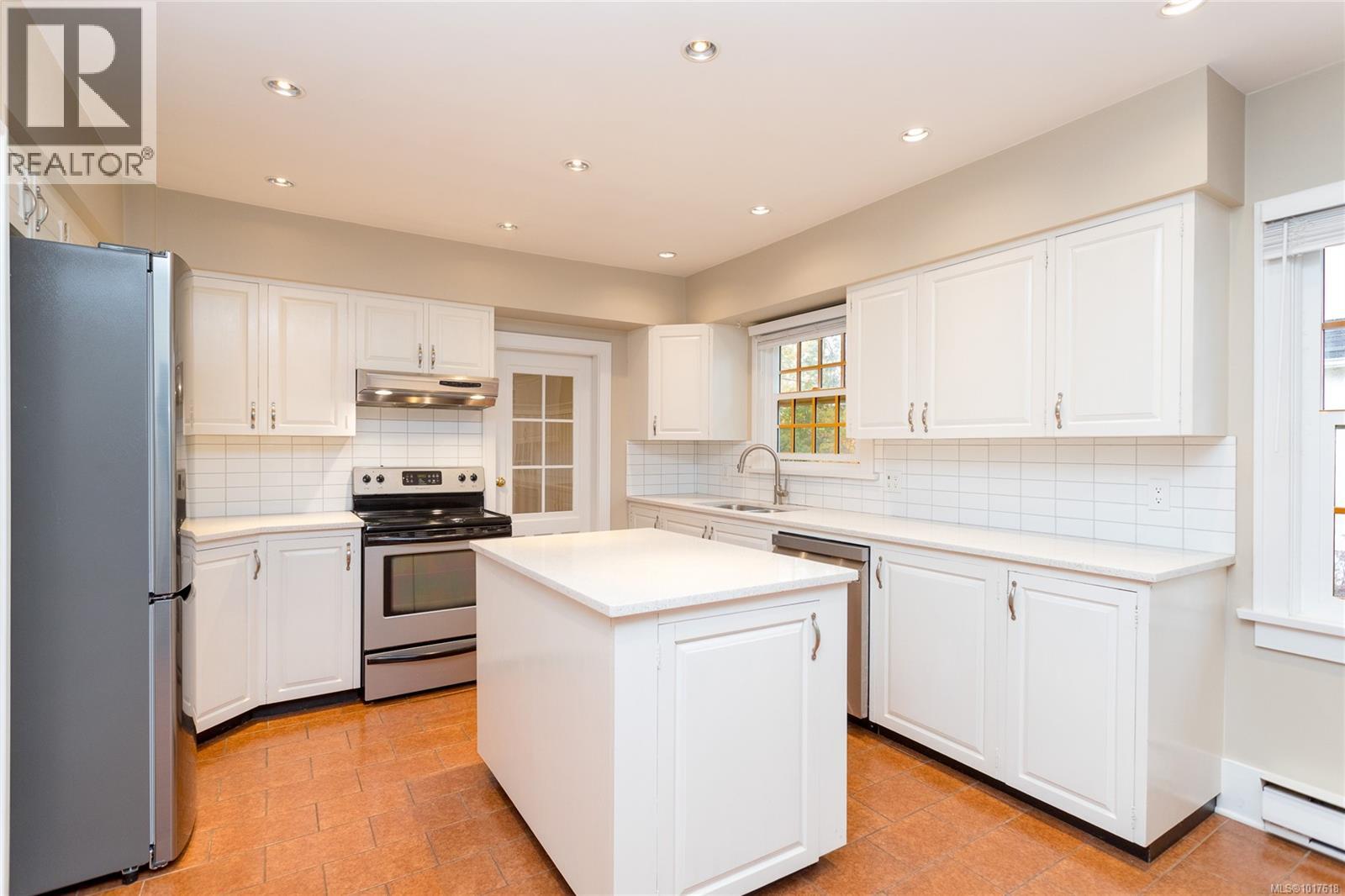 2051 Granite Street, Oak Bay