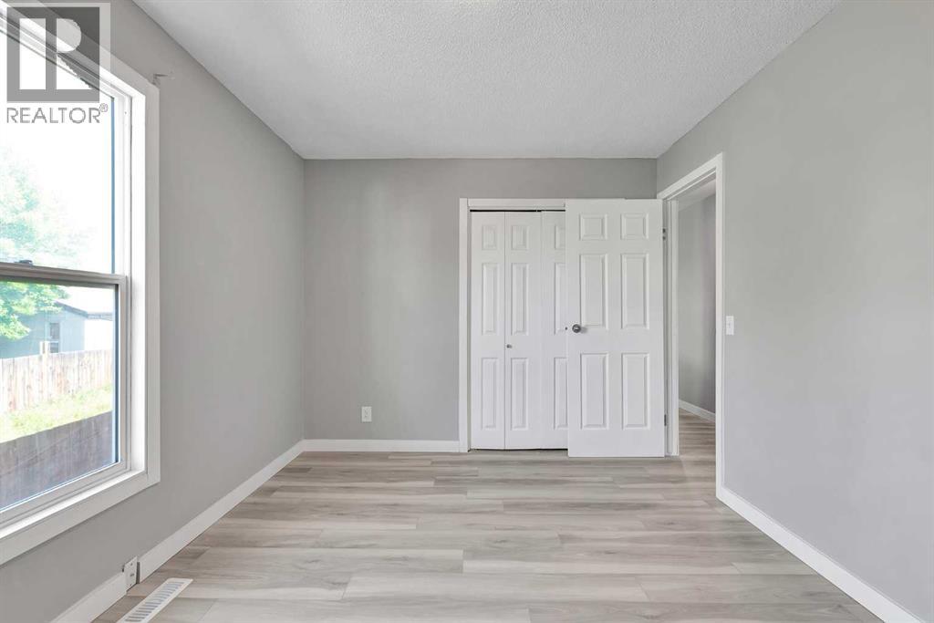 Single Family House Bi-level for Sale in  Pensville Close SE Penbrooke Meadows Calgary 