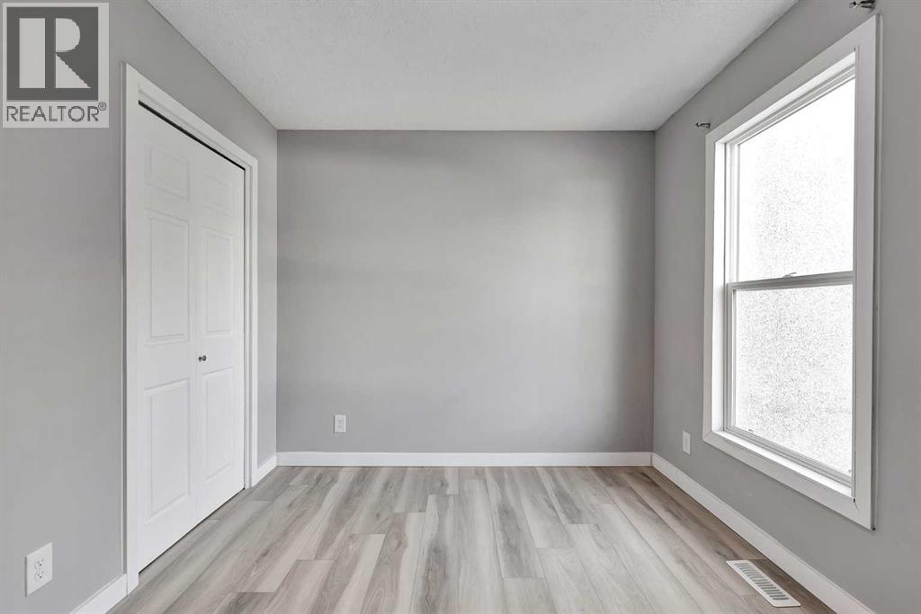 Single Family House Bi-level for Sale in  Pensville Close SE Penbrooke Meadows Calgary 