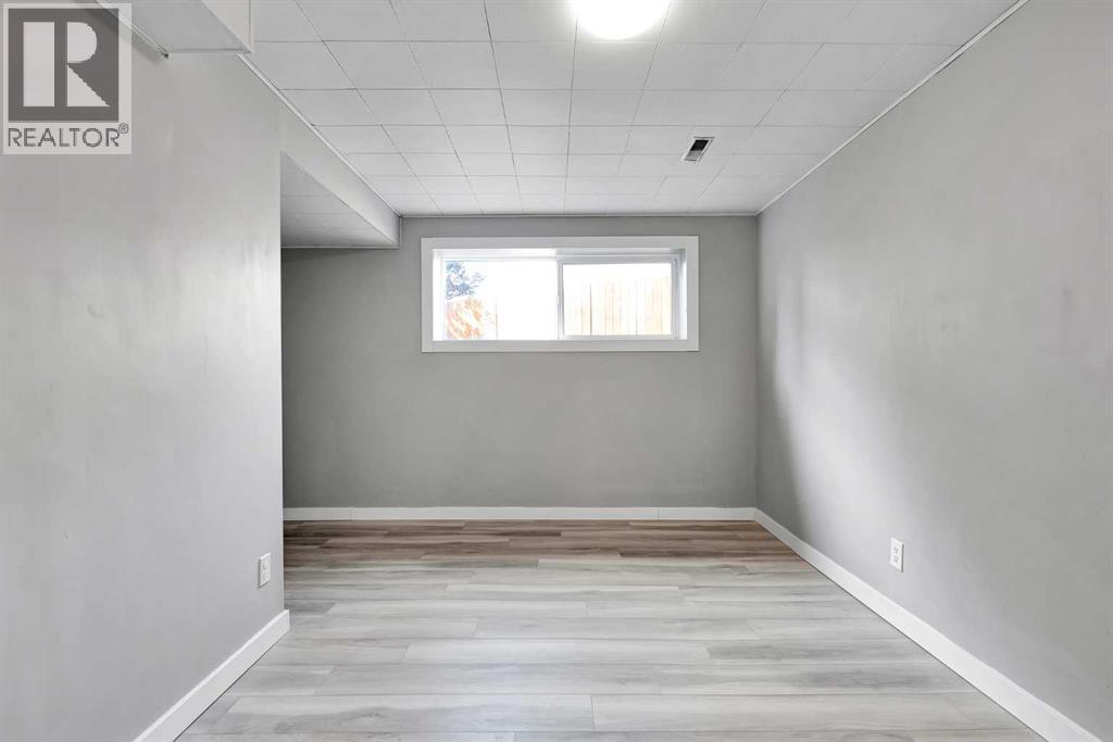 Single Family House Bi-level for Sale in  Pensville Close SE Penbrooke Meadows Calgary 