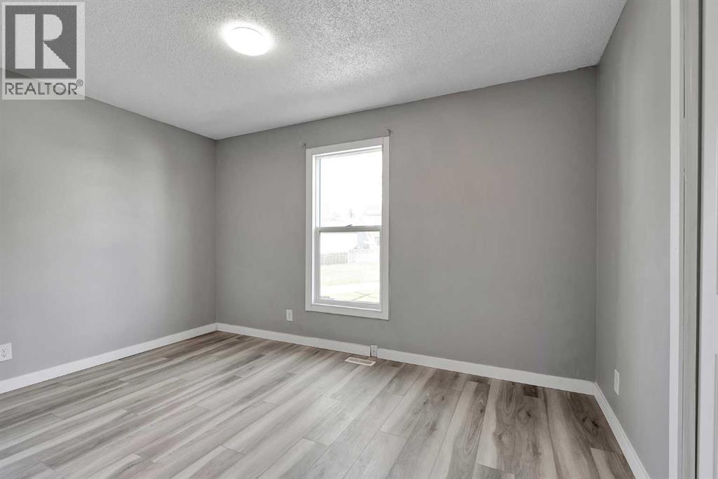 Single Family House Bi-level for Sale in  Pensville Close SE Penbrooke Meadows Calgary 