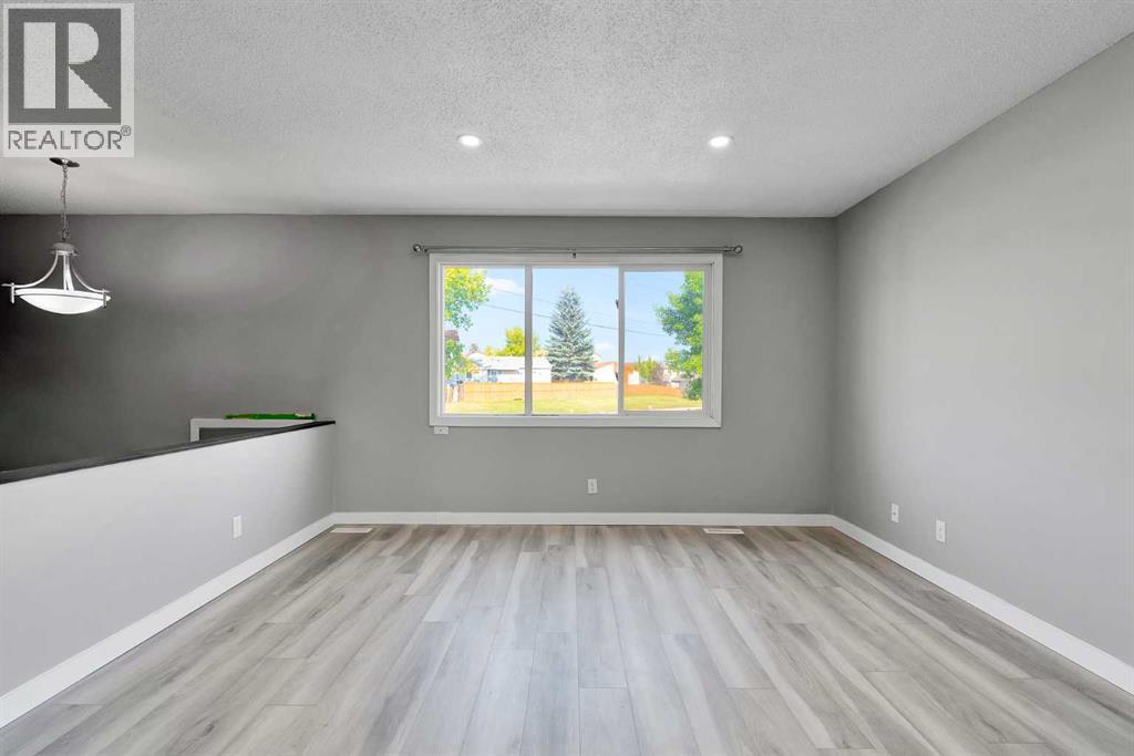 Single Family House Bi-level for Sale in  Pensville Close SE Penbrooke Meadows Calgary 