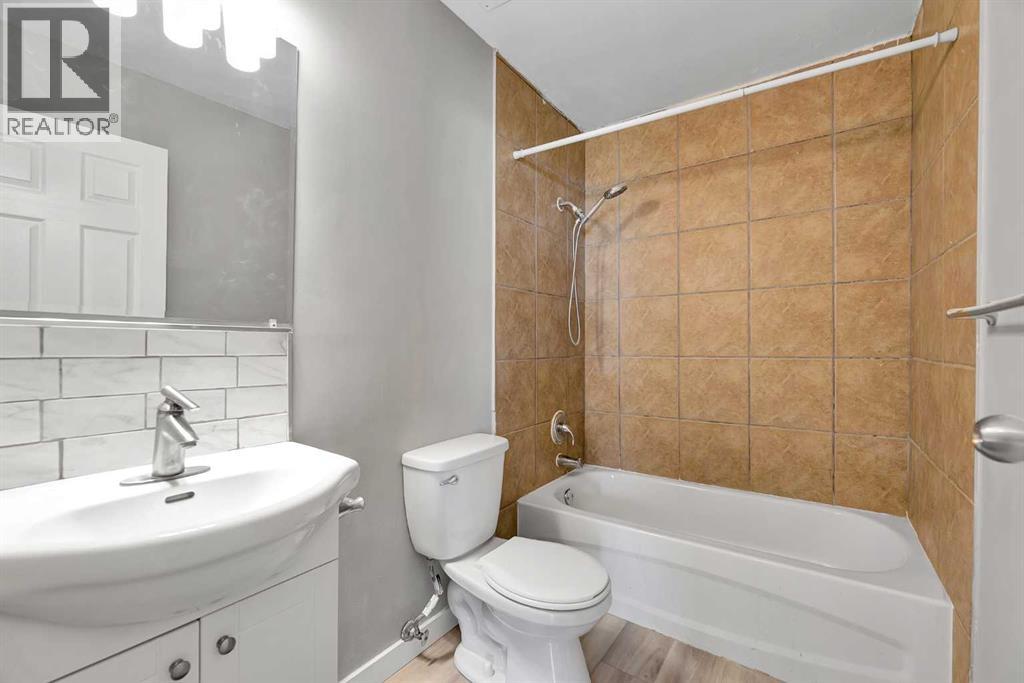 Single Family House Bi-level for Sale in  Pensville Close SE Penbrooke Meadows Calgary 