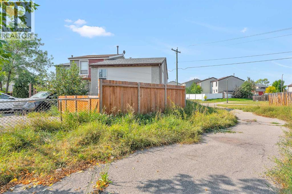 Single Family House Bi-level for Sale in  Pensville Close SE Penbrooke Meadows Calgary 