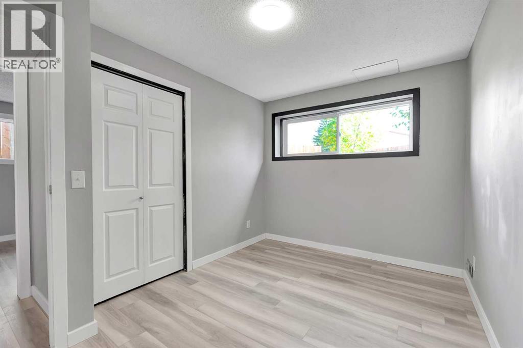 Single Family House Bi-level for Sale in  Pensville Close SE Penbrooke Meadows Calgary 