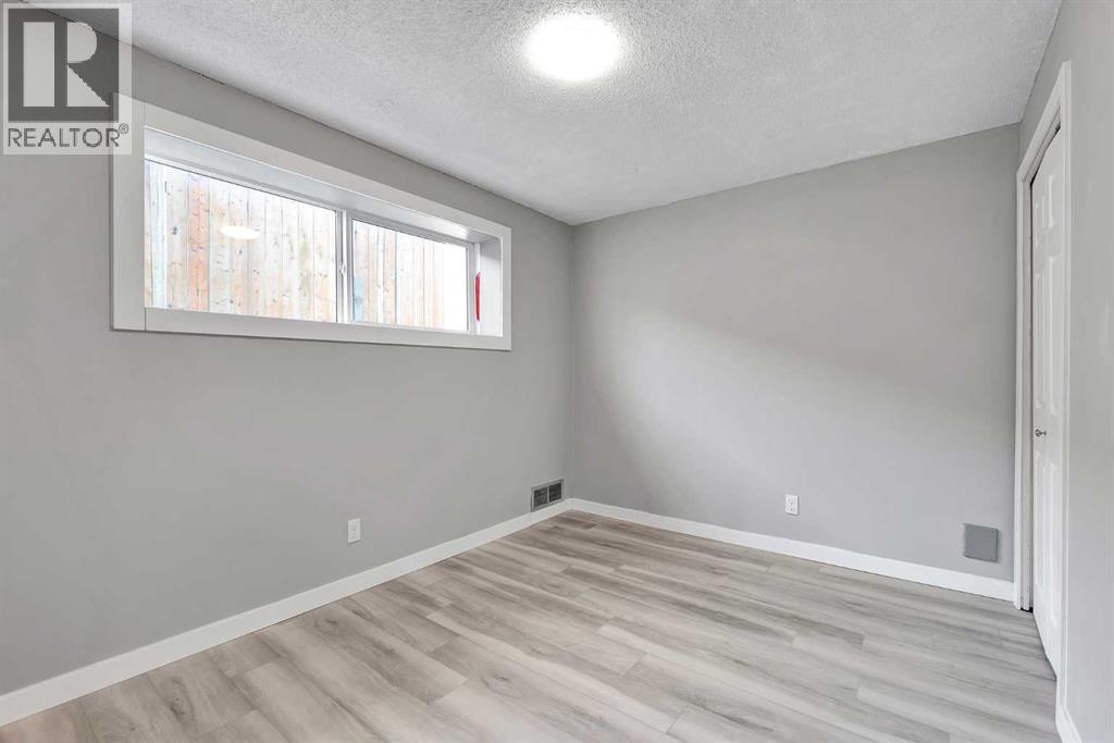 Single Family House Bi-level for Sale in  Pensville Close SE Penbrooke Meadows Calgary 