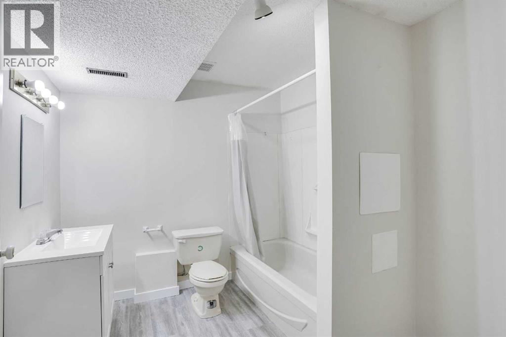 Single Family House for Sale in  Edgevalley Close NW Edgemont Calgary 