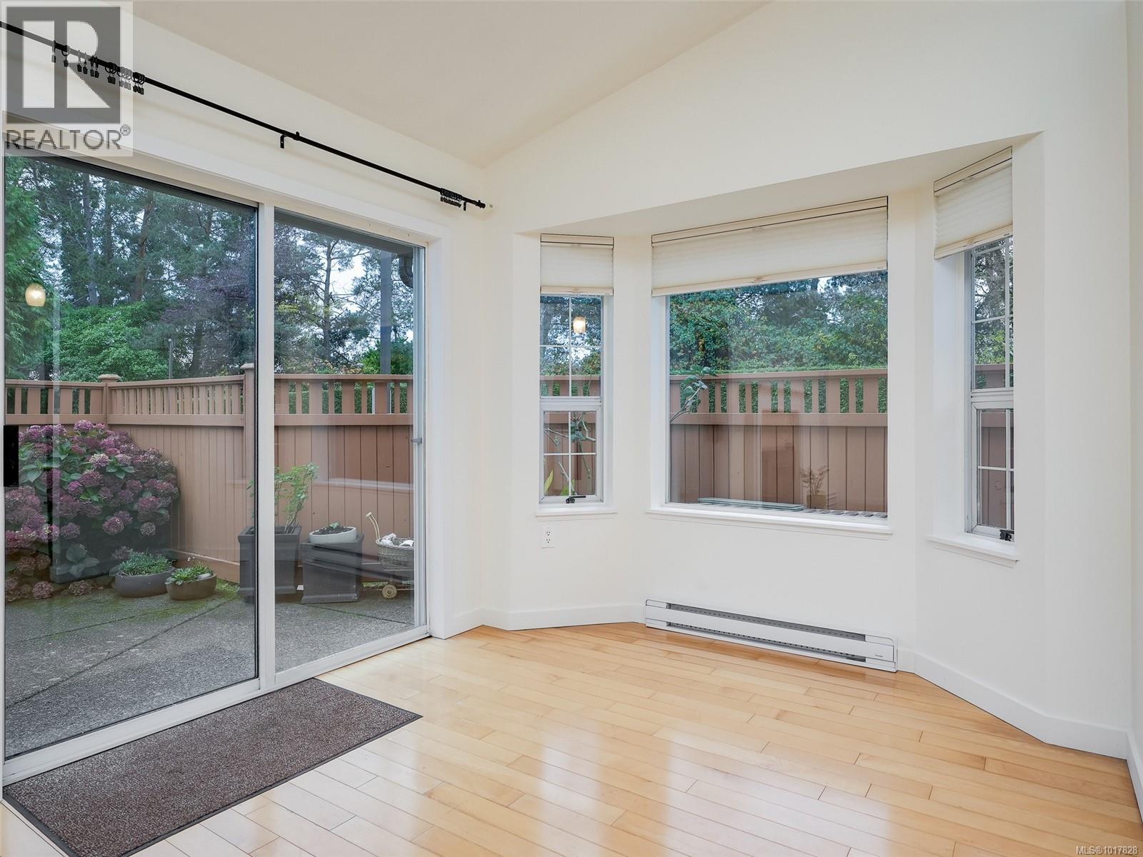 8 2070 Amelia Avenue, Sidney