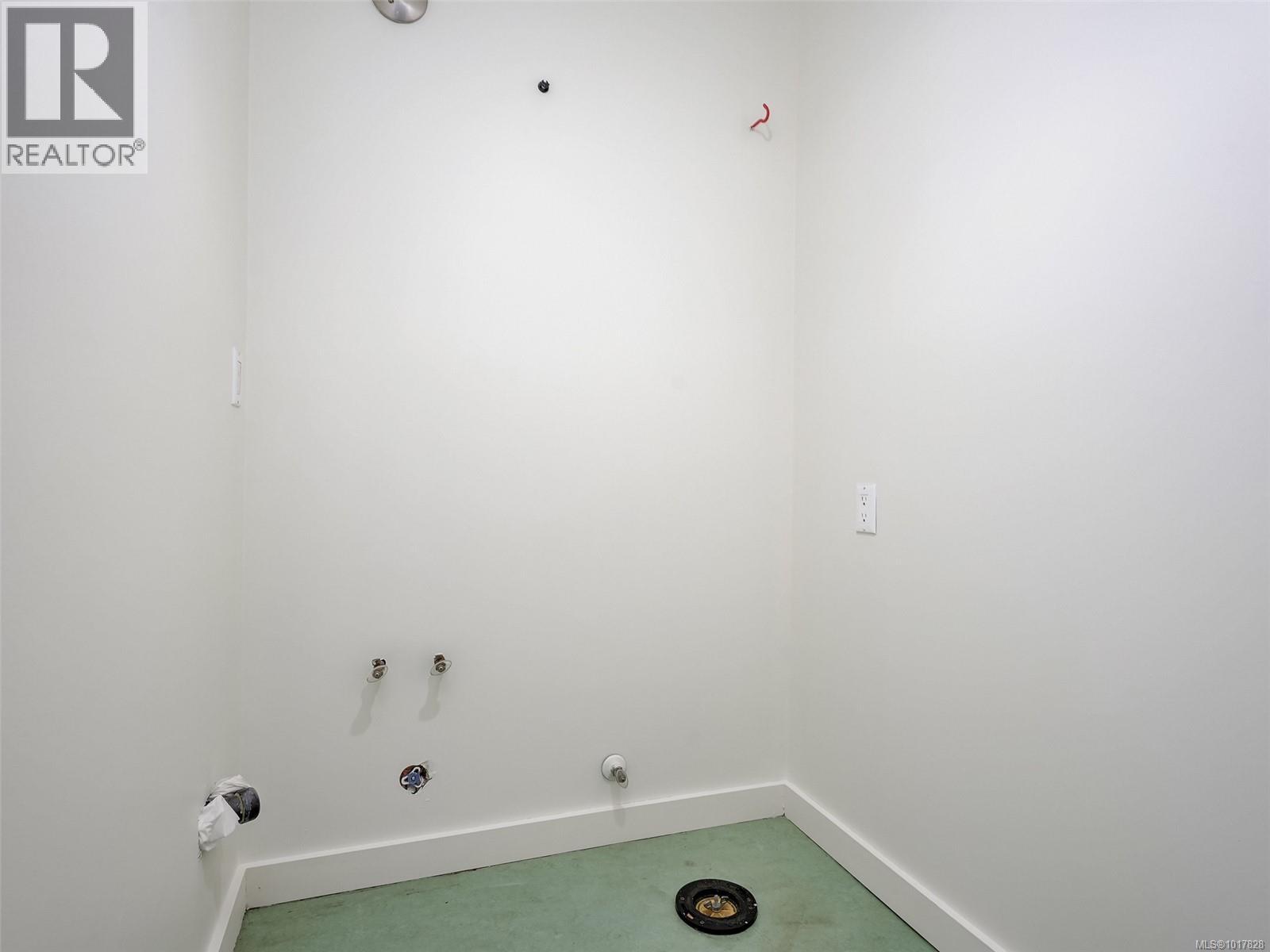 8 2070 Amelia Avenue, Sidney