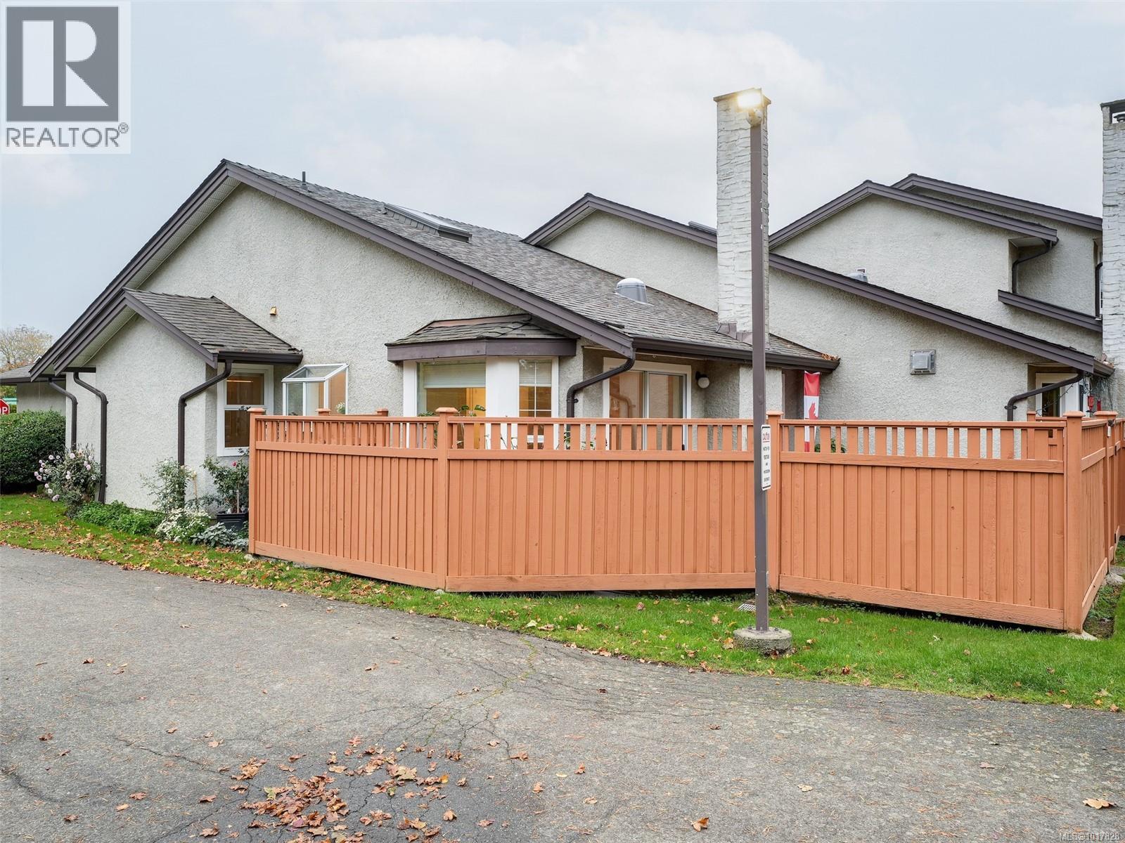 8 2070 Amelia Avenue, Sidney