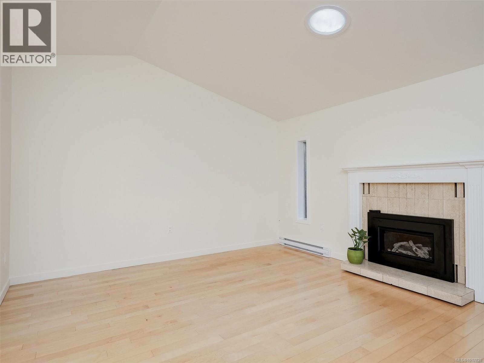 8 2070 Amelia Avenue, Sidney