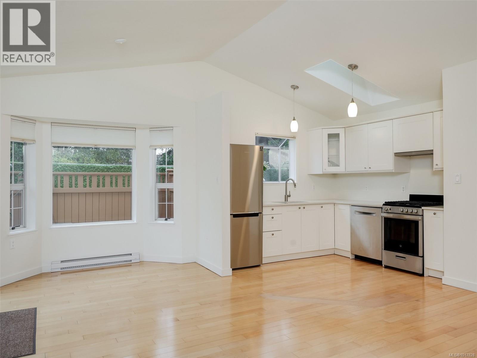 8 2070 Amelia Avenue, Sidney