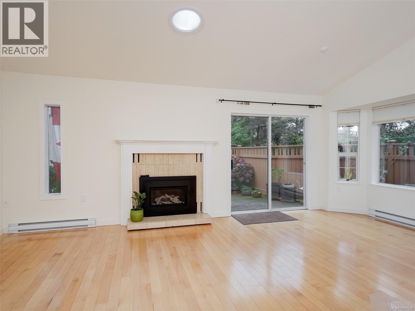 8 2070 Amelia Avenue, Sidney