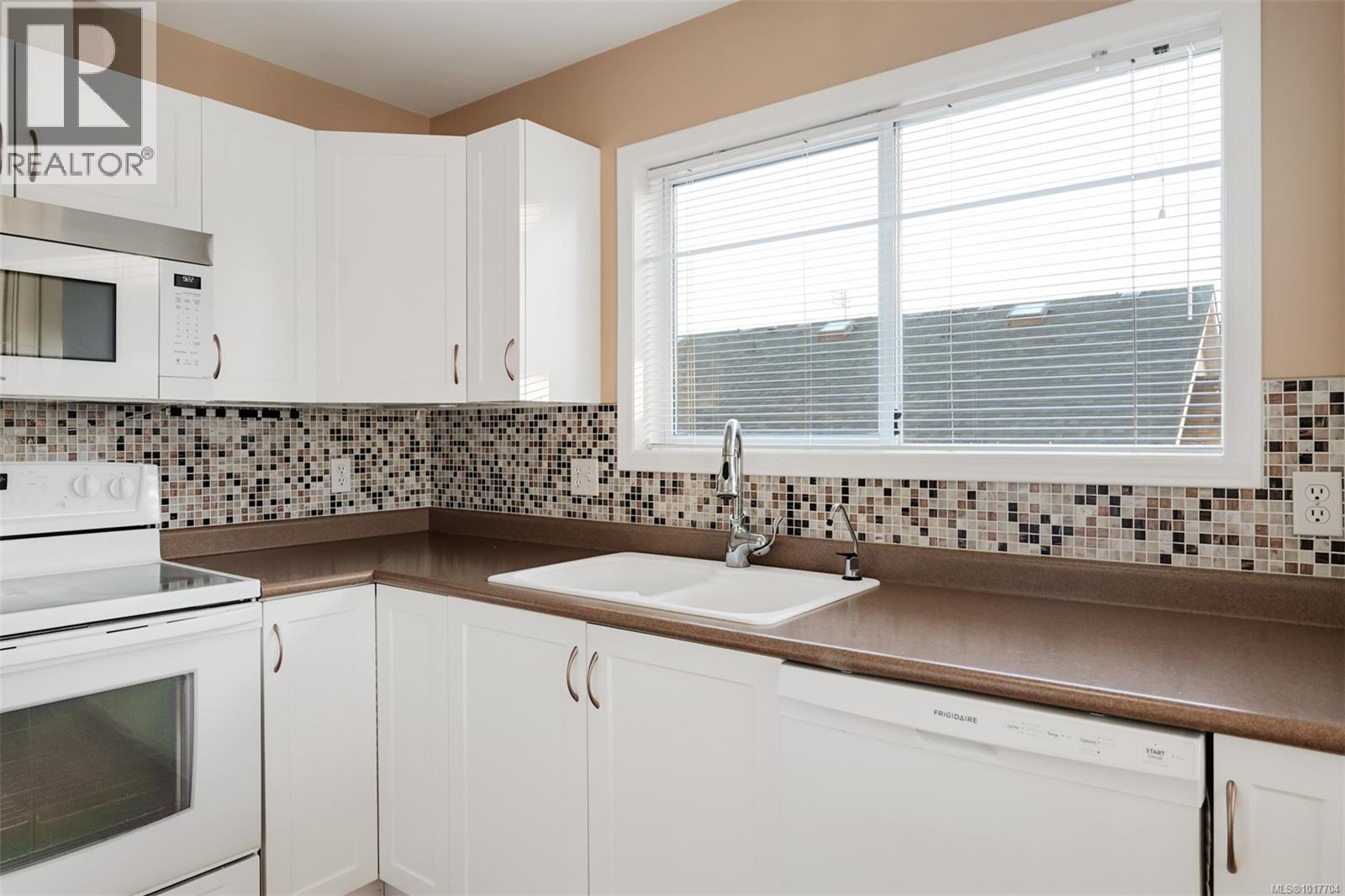 #302 1007 CALEDONIA AVE - 20