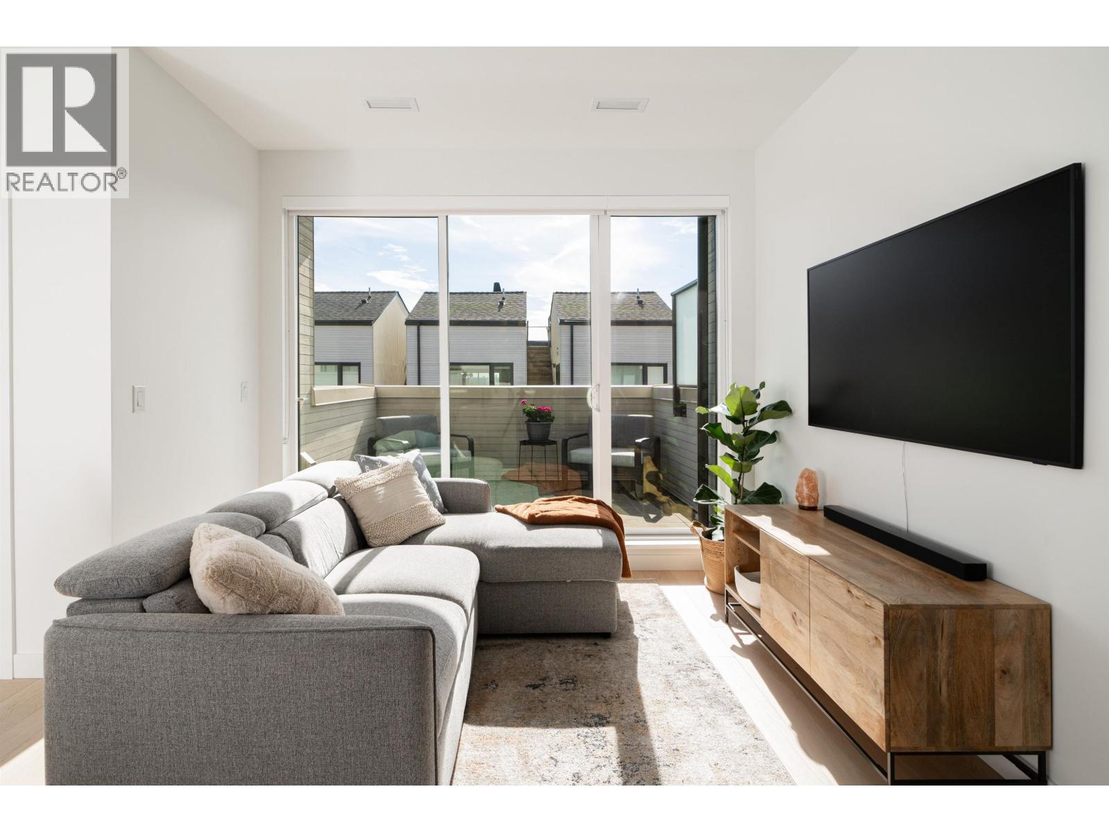 228 650 E 2ND STREET, North Vancouver