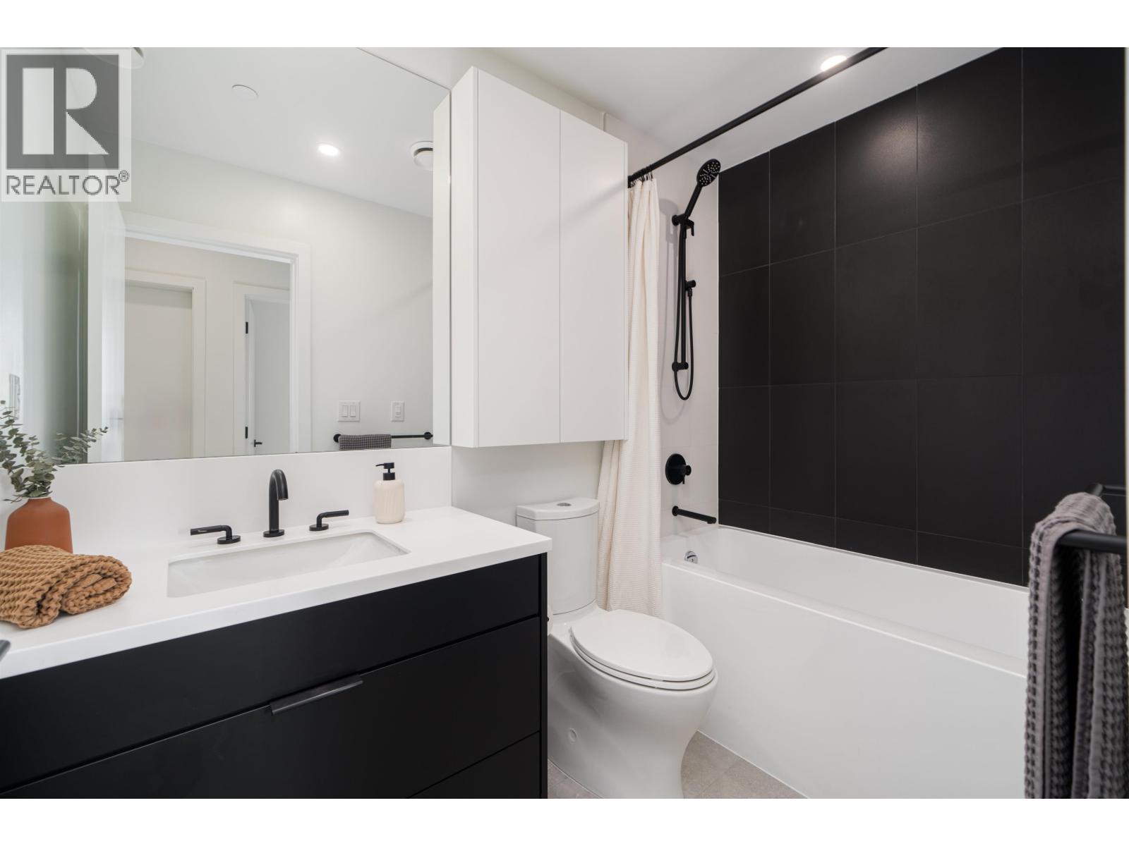 228 650 E 2ND STREET, North Vancouver