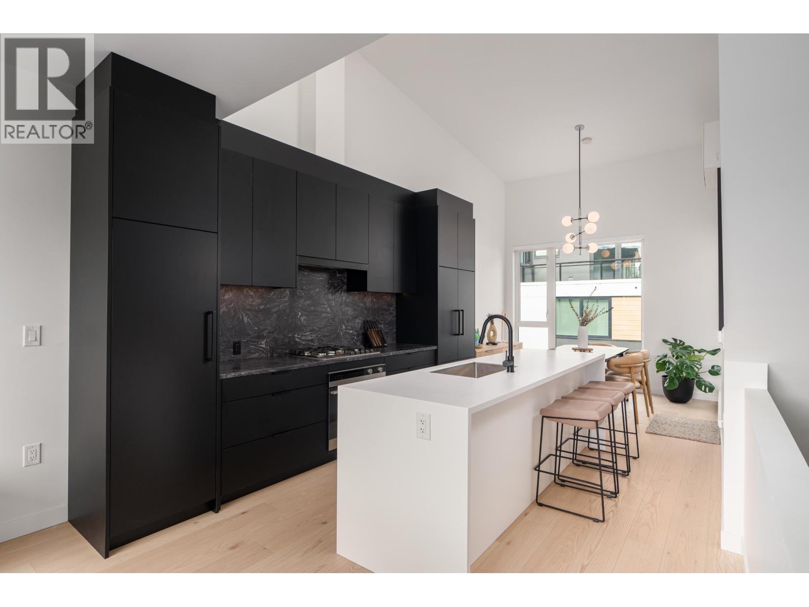 228 650 E 2ND STREET, North Vancouver