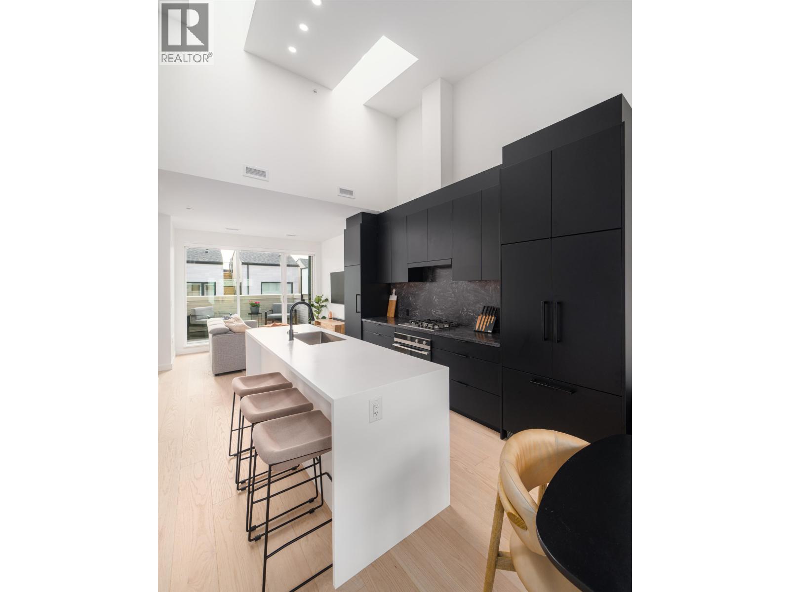 228 650 E 2ND STREET, North Vancouver