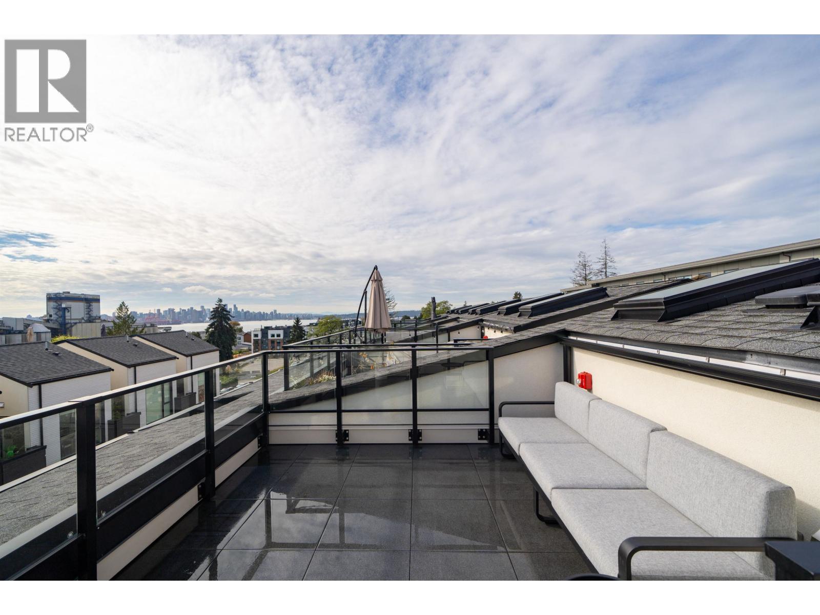 228 650 E 2ND STREET, North Vancouver