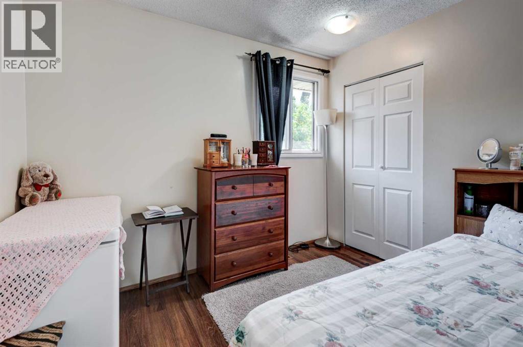 Single Family House Bi-level for Sale in  Fonda Drive SE Forest Heights Calgary 