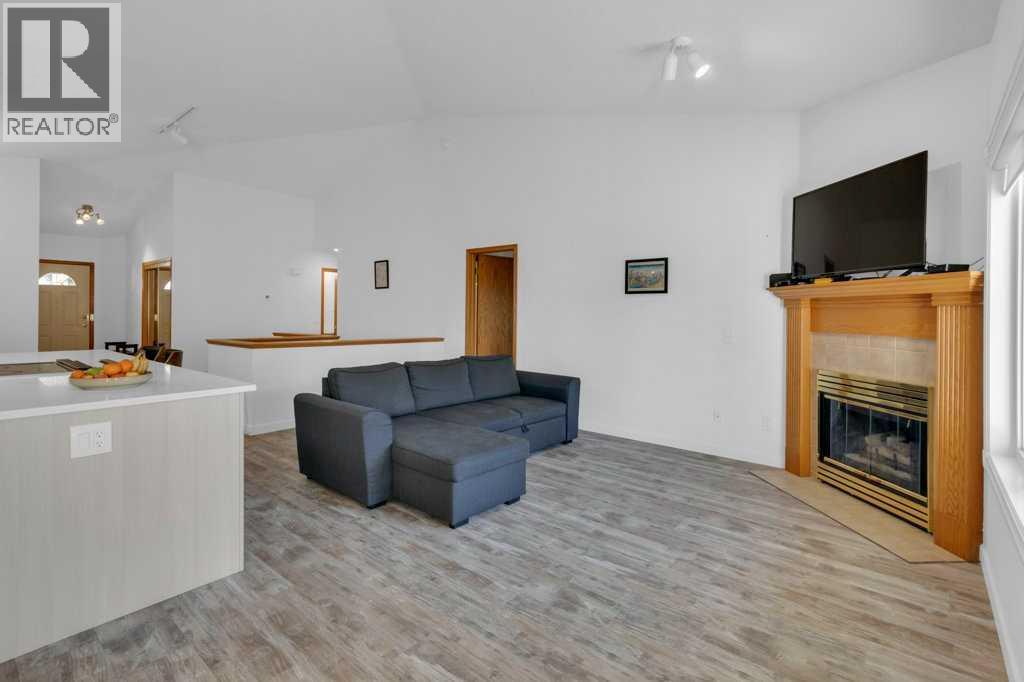 Single Family House for Sale in  Edgepark Villas NW Edgemont Calgary 