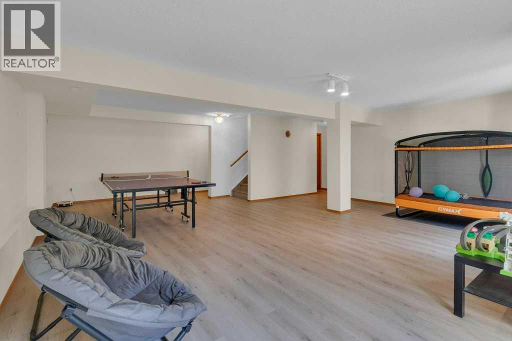 Single Family House for Sale in  Edgepark Villas NW Edgemont Calgary 