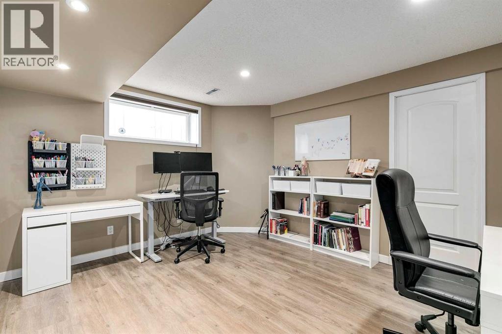 Single Family House for Sale in  Douglas Woods Gardens SE Douglasdale/Glen Calgary 