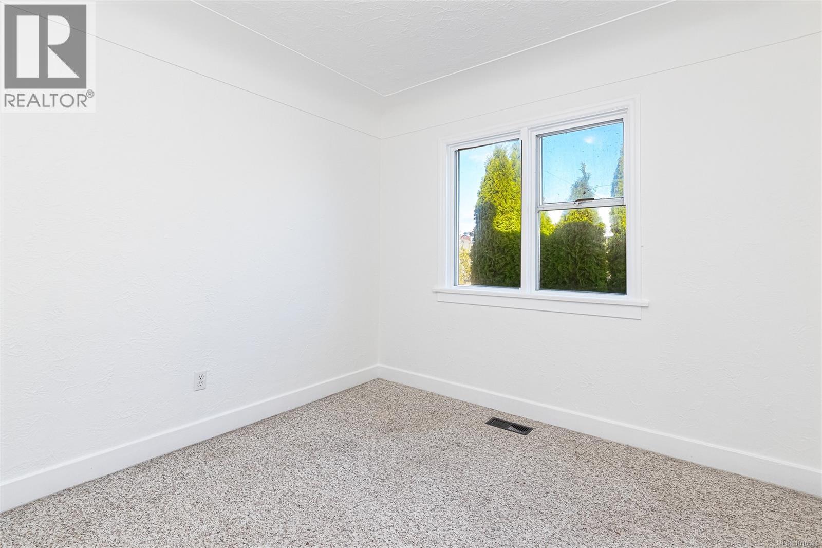 1060+1062 QUEENS AVE - 17