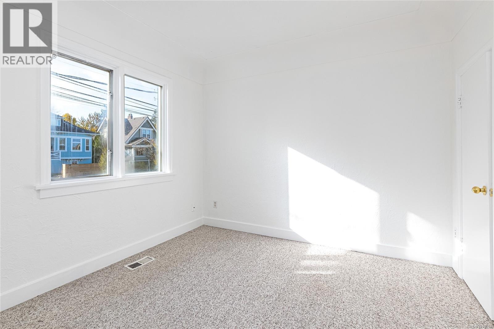 1060+1062 QUEENS AVE - 16