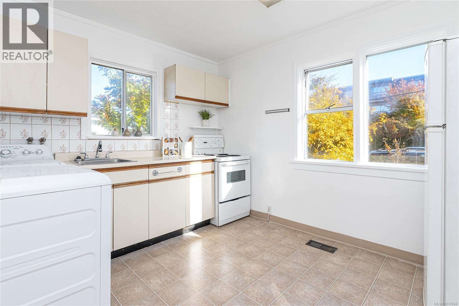 1060+1062 QUEENS AVE - 14