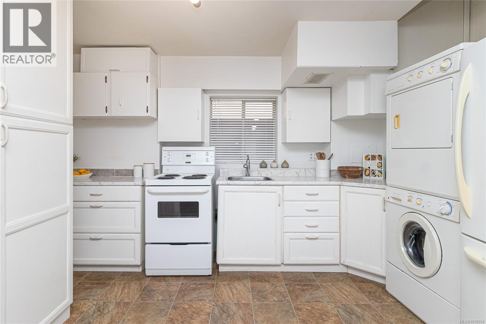 1060+1062 QUEENS AVE - 23