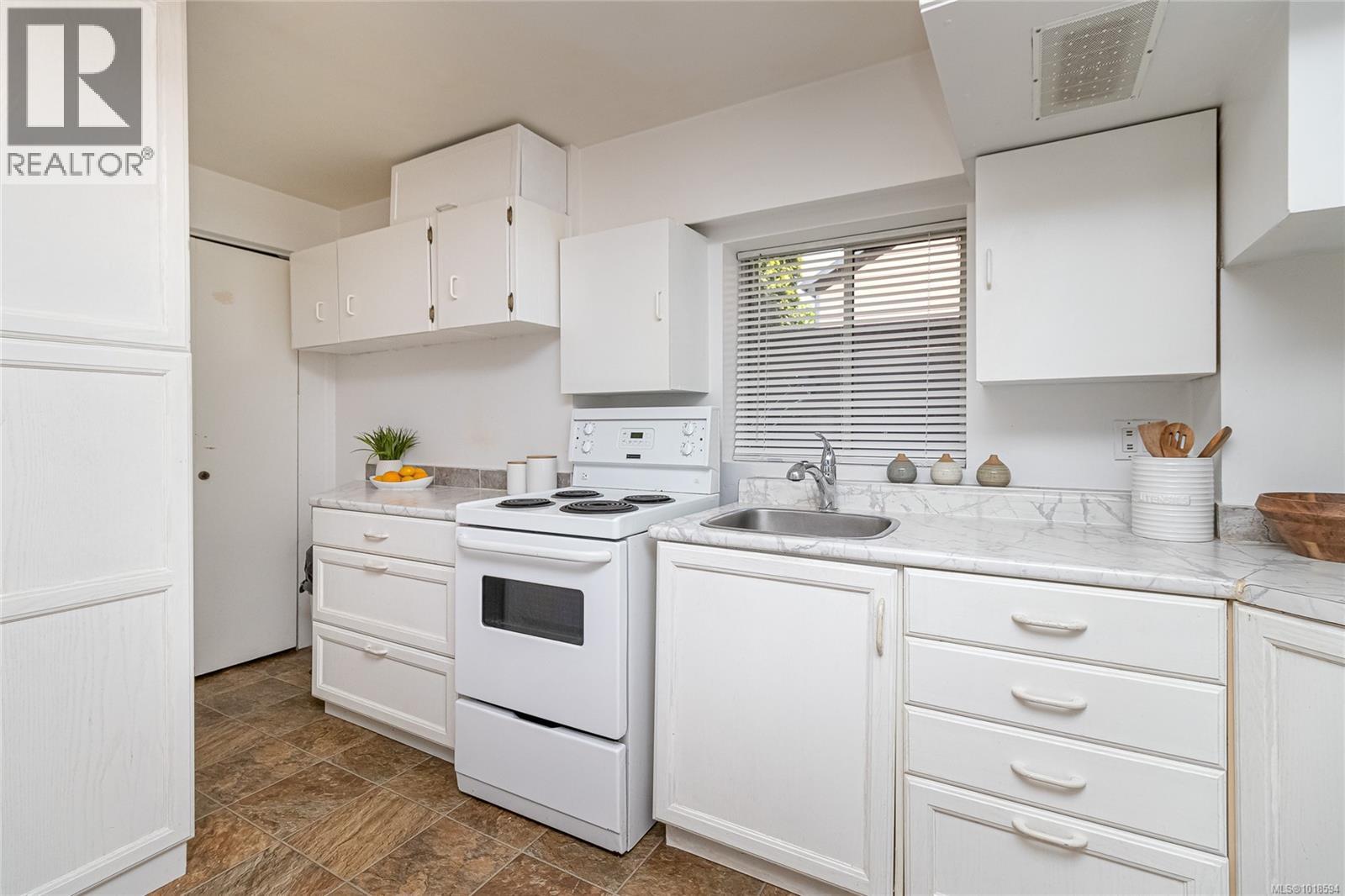 1060+1062 QUEENS AVE - 25