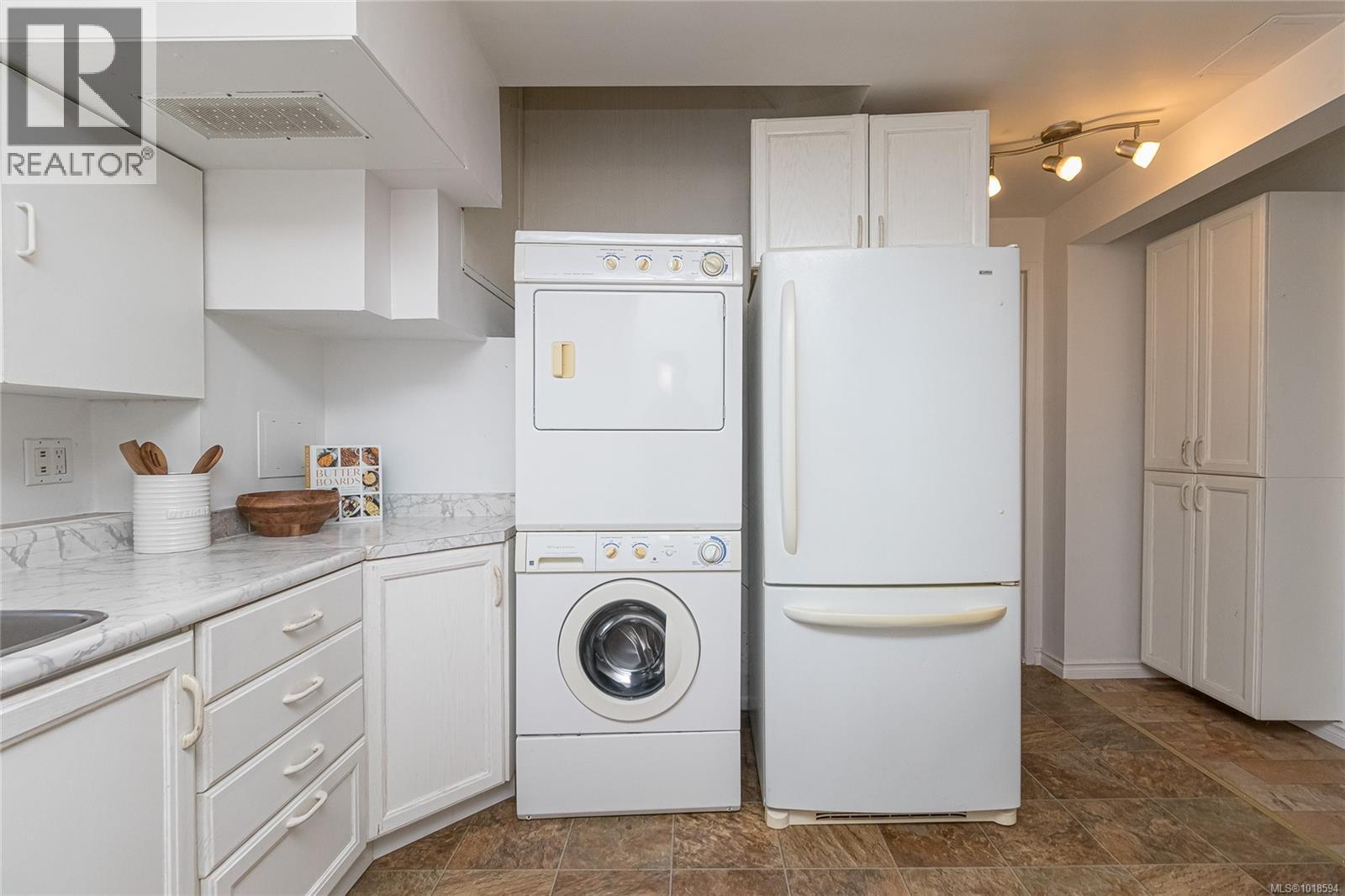 1060+1062 QUEENS AVE - 26