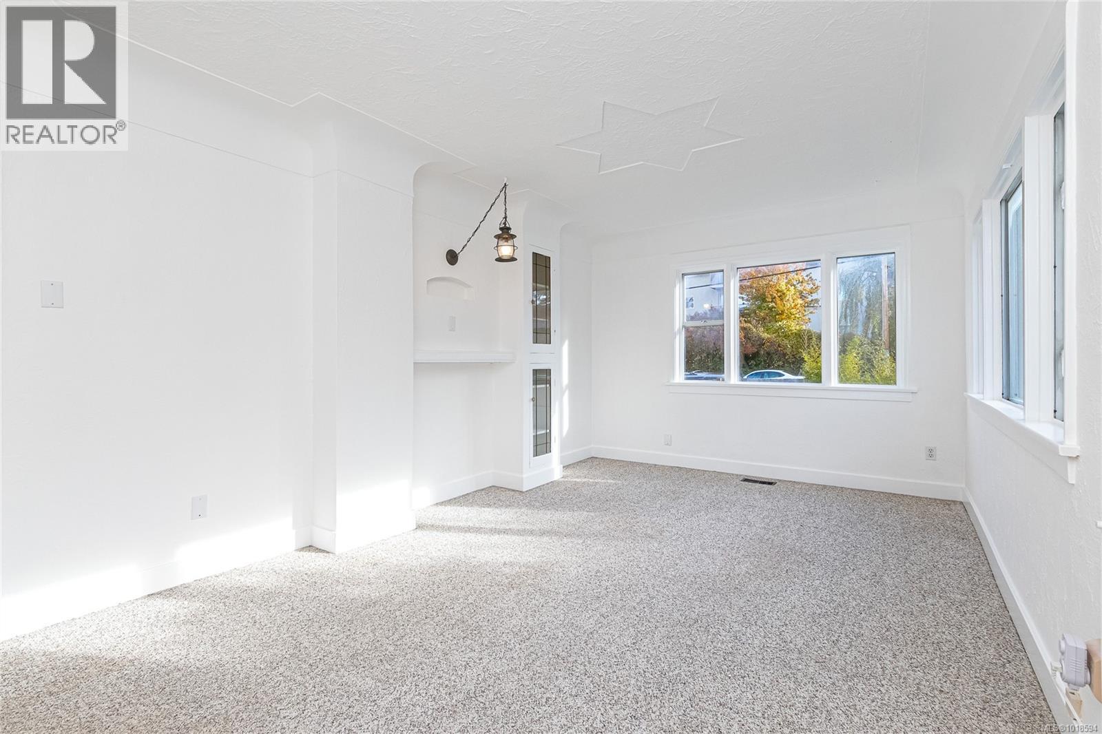 1060+1062 QUEENS AVE - 13