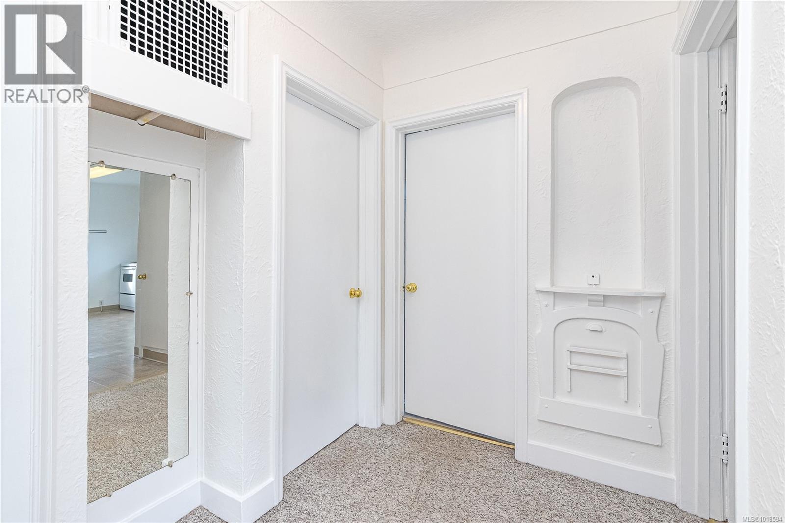 1060+1062 QUEENS AVE - 15