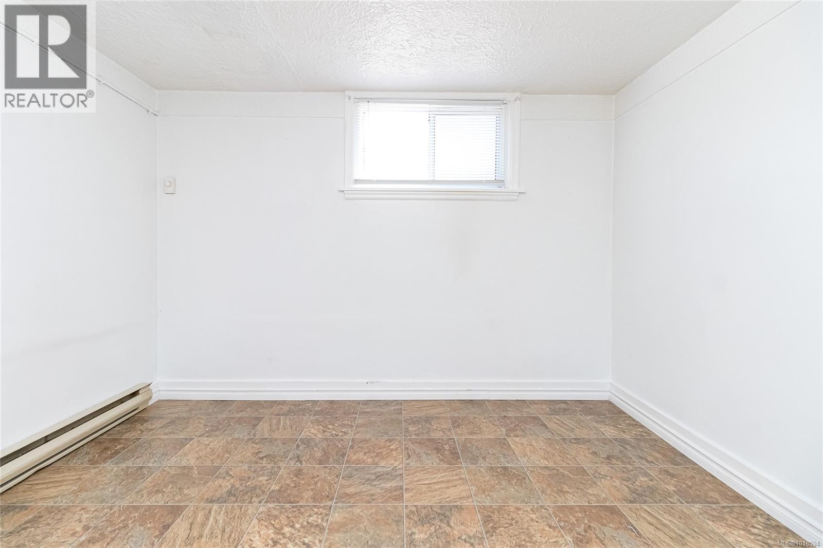 1060+1062 QUEENS AVE - 27