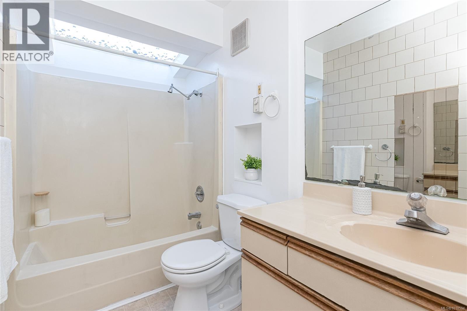 1060+1062 QUEENS AVE - 18