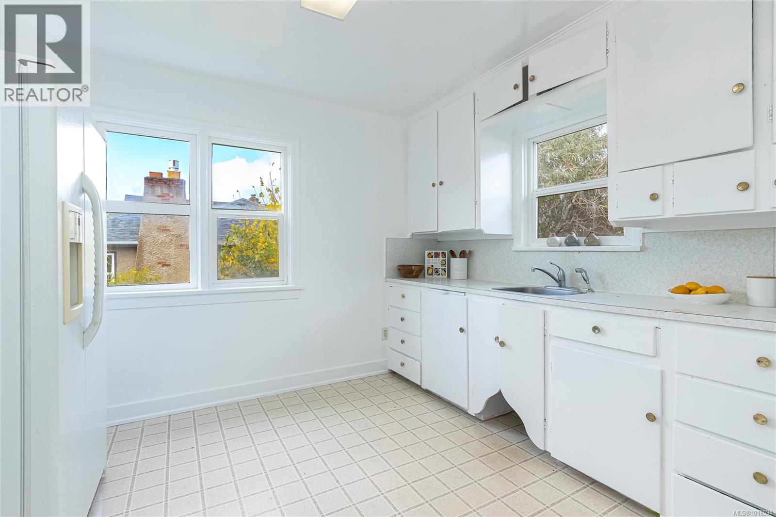 1060+1062 QUEENS AVE - 40